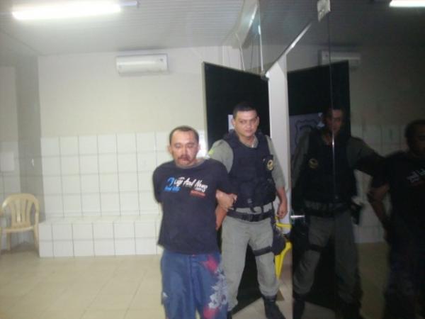Ronaldo Brasil conduzido pela polícia.(Imagem:Agente 190/jc24horas)