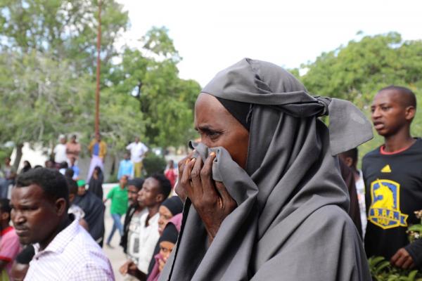 Moradores observam o que restou após a explosão de um carro-bomba na Somália (Imagem:Feisal Omar/Reuters)