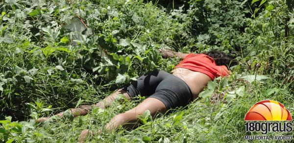 Pedaço de madeira com marcas de sangue foi achado ao seu lado.(Imagem:180graus)