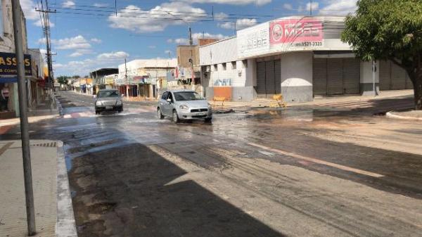 Cano estoura e causa grande vazamento de água em avenida de Floriano.(Imagem:FlorianoNews)