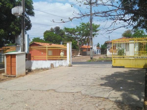 Assaltantess entraram pelo portão do estacionamento da escola.(Imagem:João Cunha/G1)