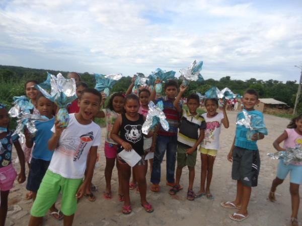 Cacau Show de Floriano doa ovos de chocolate para crianças no bairro Riacho Fundo.(Imagem:FlorianoNews)