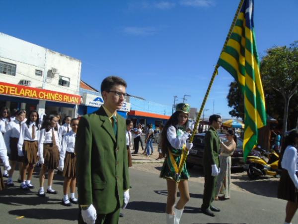 Desfile abre gincana de aniversário do Colégio Industrial.(Imagem:FlorianoNews)