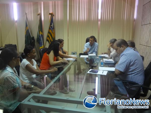  Prefeito se reúne com professores para debater assuntos de interesse da categoria.(Imagem:FlorianoNews)