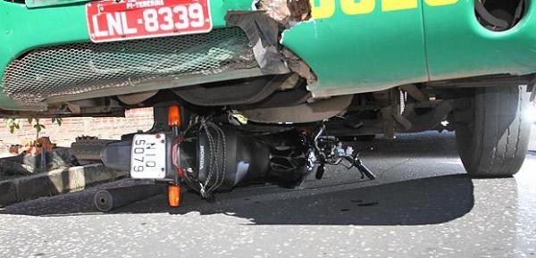 Motoqueiro embriagado morre após bater de frente com ônibus(Imagem:Dantércio Cardoso )