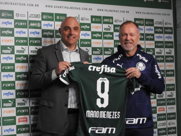 Mano Menezes recebe camisa do Palmeiras das mãos de Maurício Galiotte.(Imagem:Felipe Zito)