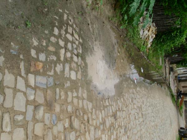 Neste local está inclusive ficando água parada(Imagem:Léo Miranda)