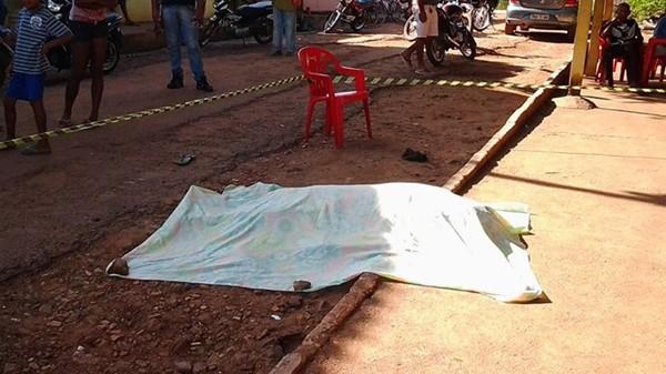 Homem foi morto a facada na frente de um bar em Picos.(Imagem:Assis Santos/Portal Grande Picos)