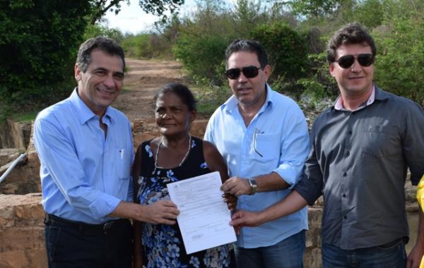 Prefeito entrega ordem de serviço para construção de pontes em Floriano.(Imagem:Waldemir Miranda)