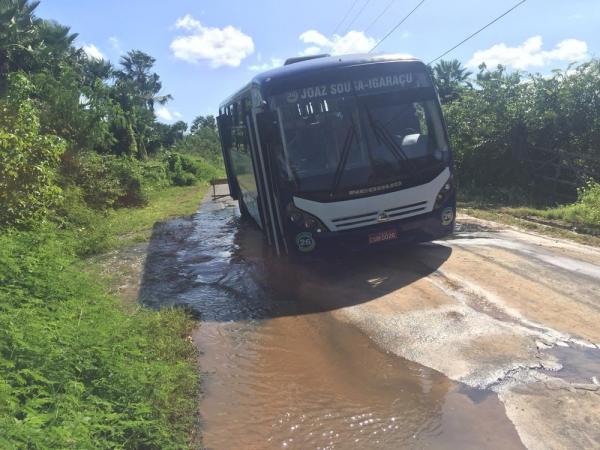 Ônibus caiu em um buraco na avenida Transtabuleiro.(Imagem:Kairo Amaral/TV Clube)