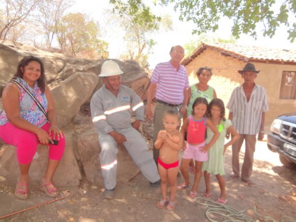 Moradores do bairro Canoas são beneficiados com postes de energia.(Imagem:FlorianoNews)