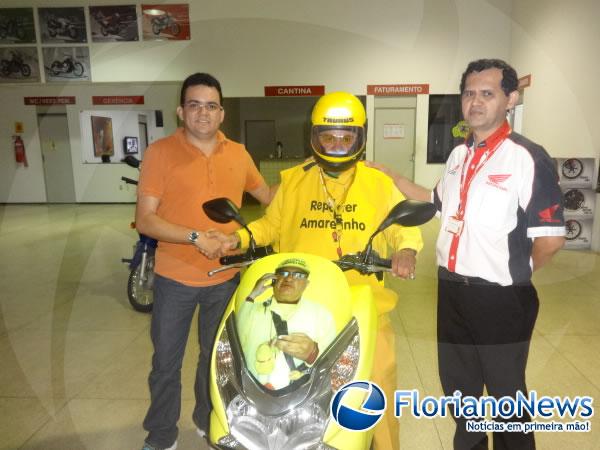 Repórter Amarelinho recebeu nova moto personalizada da Cajueiro Motos.(Imagem:FlorianoNews)