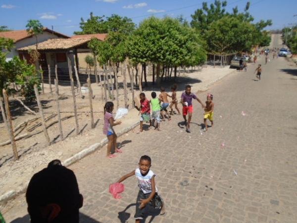 No Dia da Criança, Palhaço Carrapeta mantém tradição e distribui balas em Floriano.(Imagem:FlorianoNews)