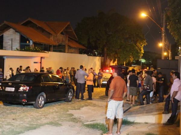 Movimentação na Rua Raimundo Portela na noite de sexta-feira (6).(Imagem:Ellyo Teixeira/G1)