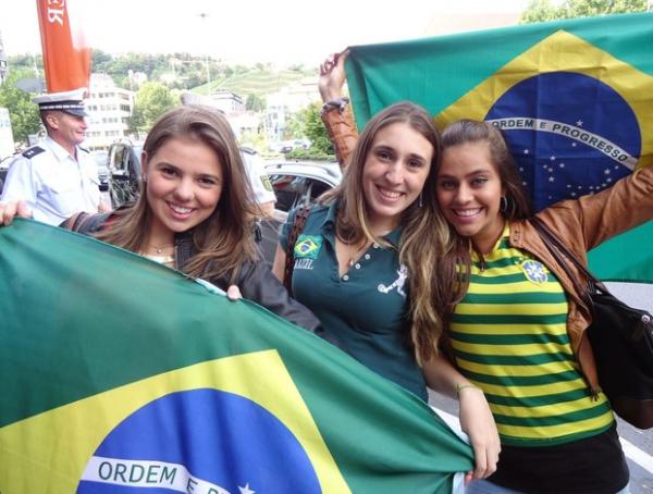Torcedoras brasileiras fazem festa no hotel da Seleção.(Imagem:Márcio Iannacca / Globoesporte.com)