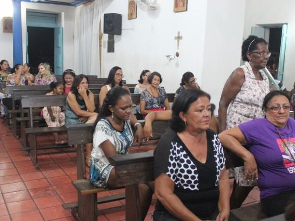 Algumas mulheres aguardam os homens na igreja.(Imagem: Ellyo Teixeira/G1)