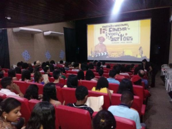Nilton Veloso agita abertura do 12º Encontro de Cinema e Vídeo dos Sertões.(Imagem:FlorianoNews)