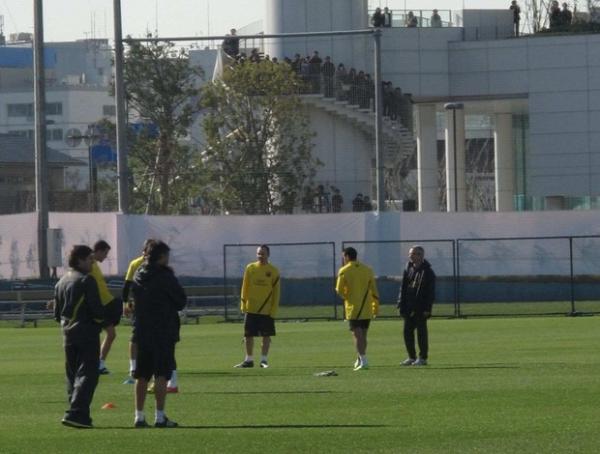Fãs do Barcelona tiveram visão privilegiada do primeiro treino do time.(Imagem:Thiago Dias / Globoesporte.com)