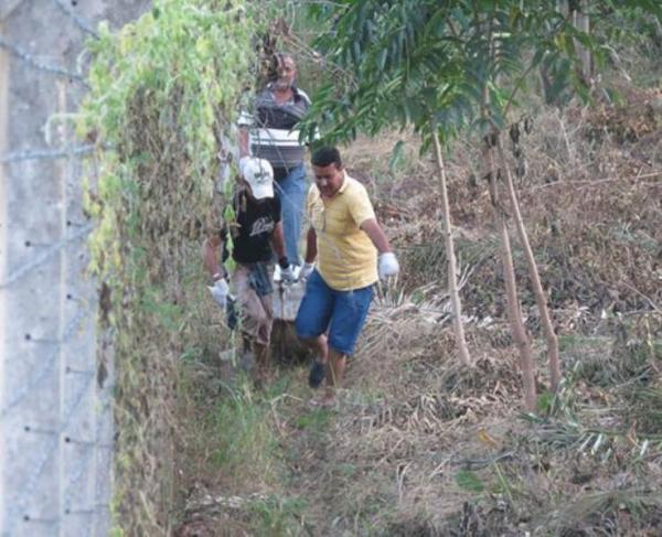 Corpo de homem é encontrado em matagal na Cerâmica Cil.(Imagem:Lucas Marreiros/CIdadeverde.com)