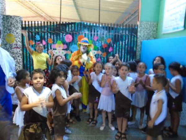 Alunos da Escola Pequeno Príncipe recebem visita do Palhaço Carrapeta.(Imagem:FlorianoNews)
