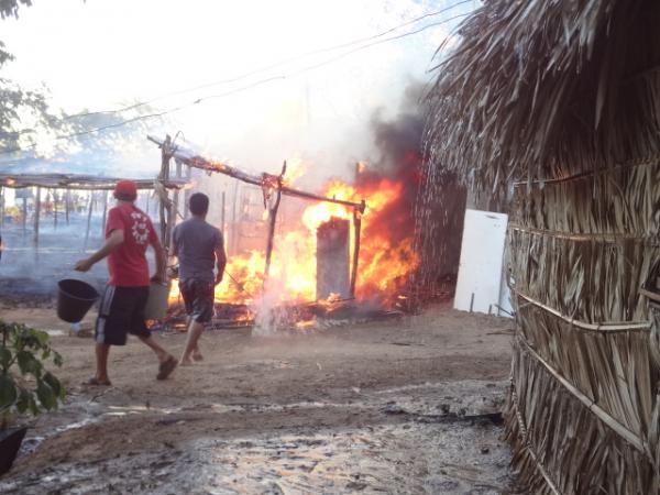 Incêndio destrói barracas na prainha em Barão de Grajaú.(Imagem:FlorianoNews)