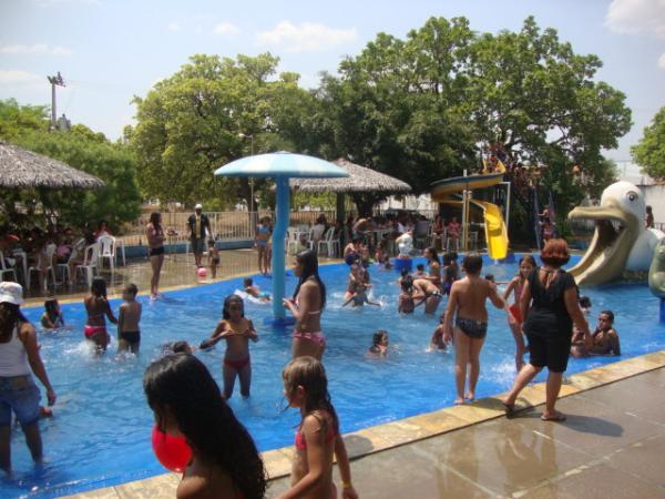 Crianças na Piscina, Clube cheio no Feriadão(Imagem:redação)