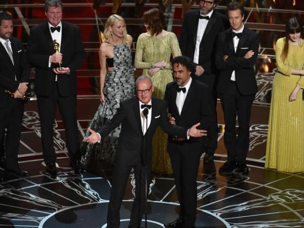 Michael Keaton agradece o Oscar de melhor filme a 'Birdman'.(Imagem: John Shearer/Invision/AP)