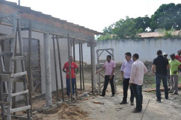 Joel visita obras de ampliação e reforma da escola Antônio Waquim, que desabou em dezembro.(Imagem:SECOM)