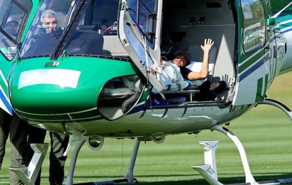 Neymar acena de dentro do helicóptero antes de deixar a Granja Comary.(Imagem:Hueler Andrey / Mowa Press)