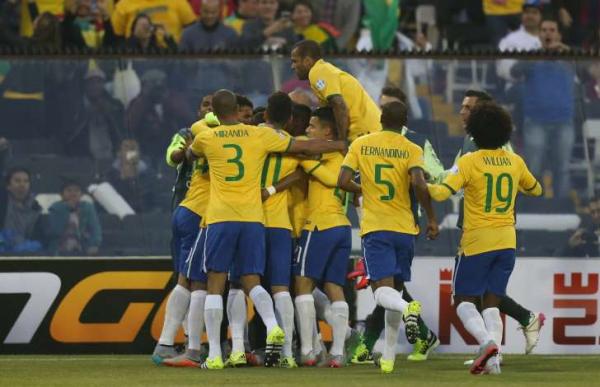 Jogadores comemoram após o Brasil abrir o placar diante da Venezuela.(Imagem:Getty Images)