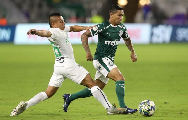 Dudu avança sobre a marcação do Atlético Nacional(Imagem:Cesar Greco/Ag. Palmeiras)