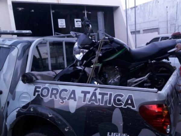 PM é acionada e encontra motocicleta abandonada próximo ao aeroporto.(Imagem:Divulgação/PM)