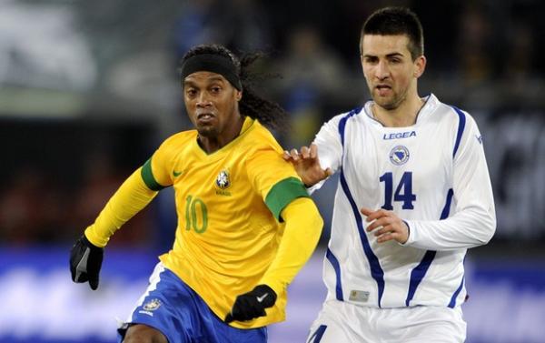 Ronaldinho Gaúcho pouco fez no amistoso com a Bósnia, nesta terça-feira.(Imagem: AFP)