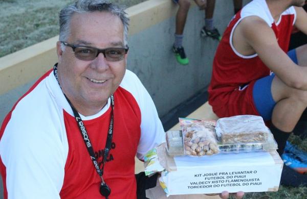 Josué Teixeira recebe presente inusitado antes de partida contra Moto Club.(Imagem:Daniel Cunha)