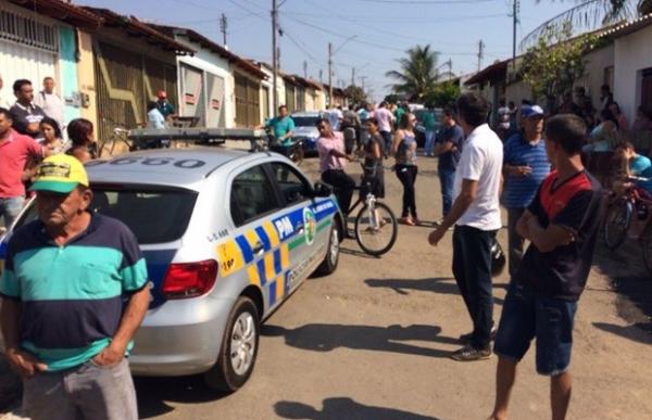 Movimentação em frente a casa de Evandro após assassinato, em Goiânia.(Imagem:John Willian/ TV Anhanguera)