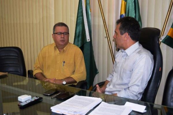 Professor e Acadêmicos dos Cursos de Administração e Biologia da UFPI apresentam projeto voltado para catadores de lixo(Imagem:Secom)