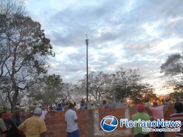 Levantamento do Mastro dá inicio aos festejos de Bom Jesus da Lapa na localidade Tabuleiro do Mato.(Imagem:FlorianoNews)