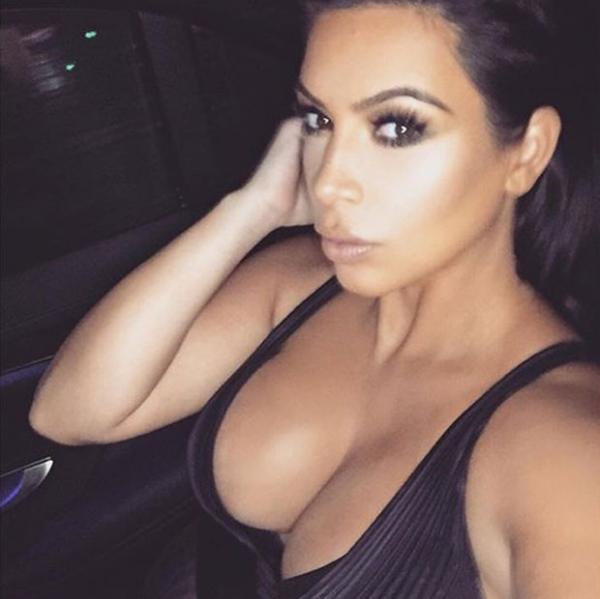 Kim Kardashian usa decotão e provoca fãs.(Imagem:Globo.com)