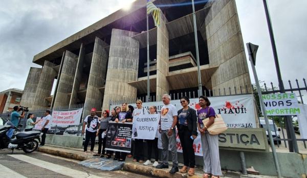 Familiares protestam contra soltura de acusados de feminicídios em Teresina.(Imagem:Dalyne Barbosa/G1)