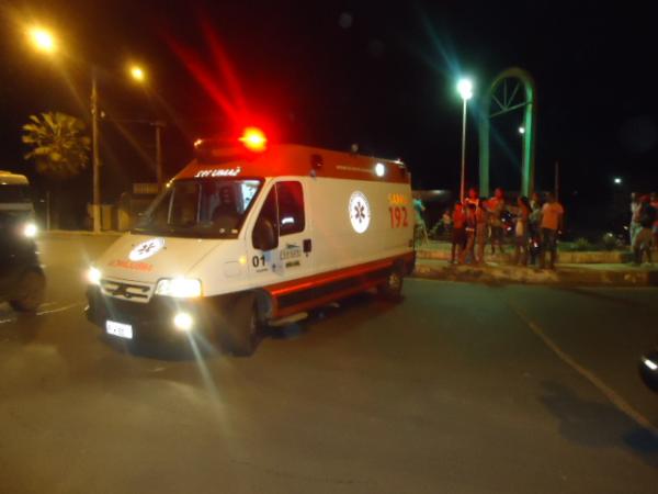 Motociclista colide contra canteiro central da Avenida Senador Dirceu Arcoverde.(Imagem:FlorianoNews)