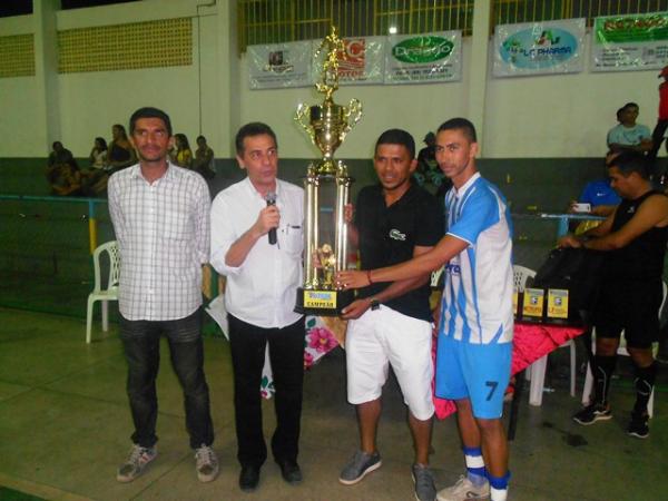 Prefeito Gilberto Júnior é homenageado na final da Taça Cidade de Floriano.(Imagem:Secom)