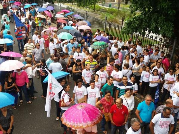 Professores do estado deflagraram greve no primeiro dia do ano letivo.(Imagem:Kassyus lages)