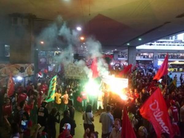 Manifestações pela Petrobras reúnem milhares pelo Brasil.(Imagem:Henrique Arcoverde/G1)