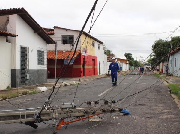 Equipe da Eletrobras já iniciou a substituição dos postes.(Imagem: Gustavo Almeida/G1)