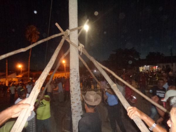 Levantamento do mastro marca abertura dos festejos de Nossa Senhora de Nazaré.(Imagem:FlorianoNews)