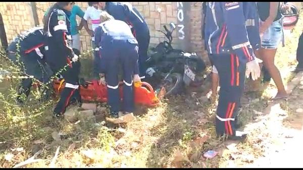 Adolescentes em uma moto batem contra muro e ficam feridos em Floriano.(Imagem:Felipe Nascimento)