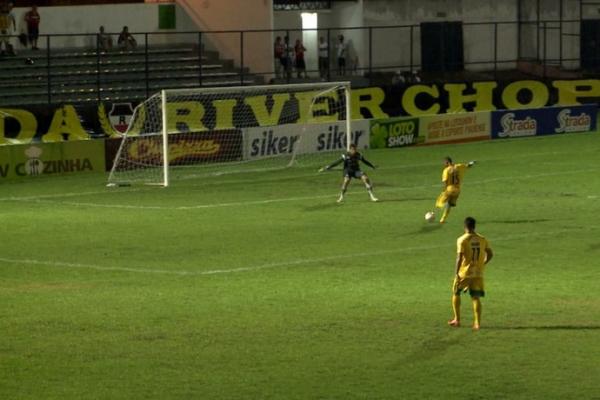 Neguinho Paraíba tinha apenas o goleiro em sua frente, mas mandou longe do gol.(Imagem:Reprodução)