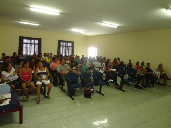 FAMCC promoveu reunião para orientar mutuários.(Imagem:FlorianoNews)