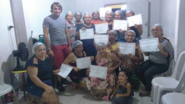 Curso de bolo é encerrado no bairro Caixa Dágua.(Imagem:FlorianoNews)