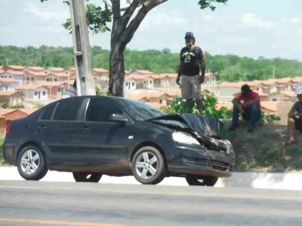 Acidente entre dois veículos gera apenas danos materiais na BR-230.(Imagem:FlorinoNews)